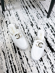 CC FLAT MULE IN WHITE CALFSKIN HARDWARE WITH ROCK MIX CHAIN