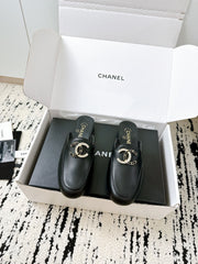 CC FLAT MULE IN BLACK CALFSKIN HARDWARE WITH ROCK MIX CHAIN