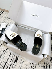 CC FLAT MULE IN WHITE AND BLACK CALFSKIN HARDWARE WITH ROCK MIX CHAIN