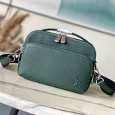 AVENUE MESSENGER 22 IN FOREST GREEN CALFSKIN