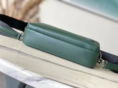 AVENUE MESSENGER 22 IN FOREST GREEN CALFSKIN