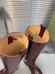 SLIM HORSEBIT KNEE BOOTS WITH WEB IN WINE RED GLOSSY CALFSKIN