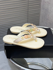 THONG SLIPPERS IN CREAM WHITE SOFT LEATHER WITH LOGO STICKER DETAIL