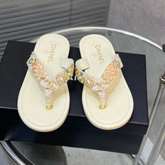 THONG SLIPPERS IN CREAM WHITE SOFT LEATHER WITH LOGO STICKER DETAIL