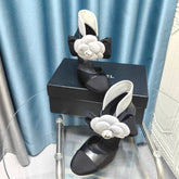 HIGH HEELS IN BLACK SHEEPSKIN WITH WHITE FLOWER