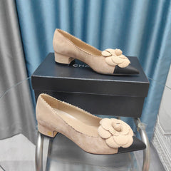CC MEDIUM HEELS IN TAN BEIGE SUEDE AND BLACK CALFSKIN WITH FLOWER