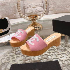 WEDGE PLATFORM IN LIGHT PINK LAMBSKIN WITH WHITE LOGO