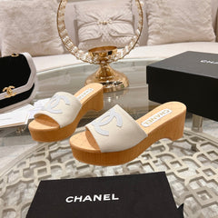 WEDGE PLATFORM IN WHITE LAMBSKIN WITH LOGO