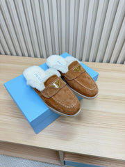 TRIANGLE LOGO FLATS IN CAMEL SUEDE AND FUR LINING