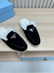 TRIANGLE LOGO FLATS IN BLACK SUEDE AND FUR LINING