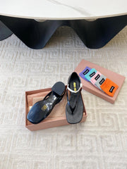 MID-HEEL THONG SANDALS IN BLACK GLOSSY SHEEPSKIN