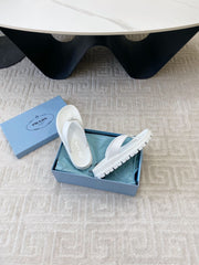 THICK-SOLED FLIP FLOPS IN WHITE RUBBER