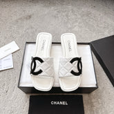 SLIPPERS IN WHITE CALFSKIN QUILTED