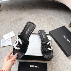 SLIPPERS IN BLACK CALFSKIN QUILTED