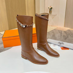 HM 25S KNEE-HIGH FLAT BOOTS IN BROWN LAMBSKIN WITH SILVER HARDWARE