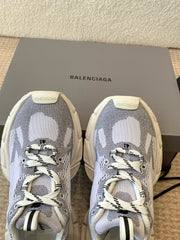 UNDER ARMOUR 3XL KNIT SNEAKER IN LIGHT GRAY WHITE AND BLACK POLYESTER