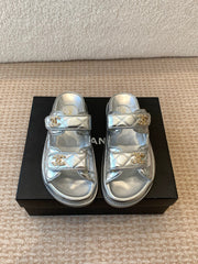 DAD SANDAL IN SILVER SHEEPSKIN MULE