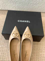 FLAT PUMPS IN BISQUE BEIGE PATENT CALFSKIN