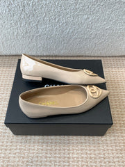 FLAT PUMPS IN BISQUE BEIGE PATENT CALFSKIN