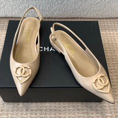 FLAT MULES IN BISQUE BEIGE PATENT CALFSKIN