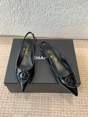 FLAT SLINGBACKS IN BLACK PATENT CALFSKIN