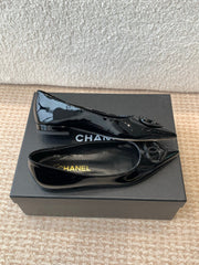 FLAT PUMP IN BLACK PATENT CALFSKIN