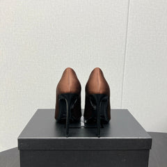 HIGH PUMPS IN TOFFEE BROWN SILK ATTACHED GOLD CHAIN