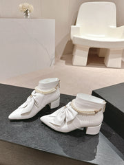 SHORT BOOTS IN WHITE SHEEPSKIN WITH BOW
