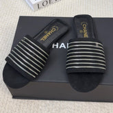 FLAT SLIDE IN BLACK SUEDE WITH SILVER CHAIN