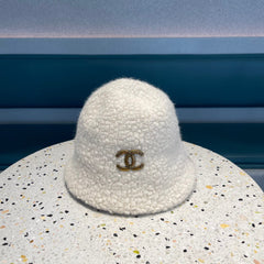 BUCKET HAT IN WHITE LAMB FUR 422035