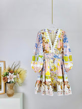 V-NECK FLORAL PRINT DRESS WITH LACE DETAIL