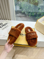 FLAT SLIDE IN GINGERBREAD BROWN FLEECE