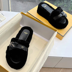 THICK-SOLDED SLIPPER IN BLACK LAMB FUR