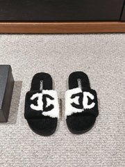 CC SLIPPERS IN BLACK MIX WHITE FLEECE