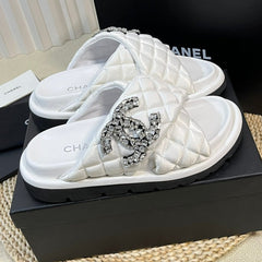 Women's slippers with two crossed straps sheepskins white