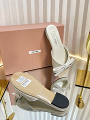 SLIDES SANDALS IN WHITE CALFSKIN BOW IN TRAP