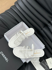 MULE SLIPPERS WITH PEARL CHAIN IN WHITE LAMBSKIN