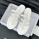 MULE SLIPPERS WITH PEARL CHAIN IN WHITE LAMBSKIN