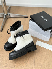 CC CHUNKY BOOTS IN WHITE SMOOTH FLEECE AND BLACK CALFSKIN