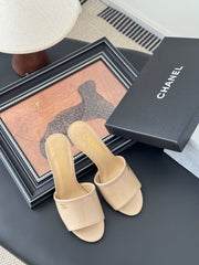 HIGH HEELS IN BEIGE GLOSSY LEATHER