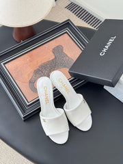 HIGH HEELS IN WHITE GLOSSY LEATHER