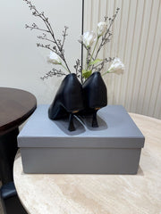 CURVED HEEL SHALLOW MOUTH PUMPS IN BLACK CALFSKIN