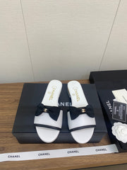 BOW SLIPPERS IN WHITE LAMBSKIN