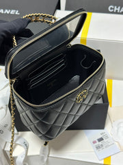 CC 18 CLUTCH BAG IN BLACK CALFSKIN GOLD HARDWARE