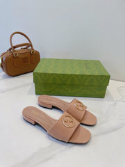 SLIDE SANDALS IN DESERT SAND GLOSSY SHEEPSKIN ENAMELLED ROUND INTERLOCKING G