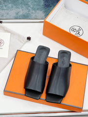 IDOLE SANDAL IN BLACK CALFSKIN