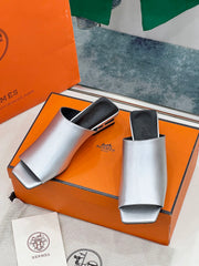 IDOLE SANDAL IN SILVER CALFSKIN