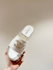 FLAT SLIPPERS IN WHITE LAMBSKIN AND WOVEN WITH LOGO