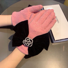 GLOVES IN FLAMINGO PINK WOOL WITH LARGE BLACK BOW 464995