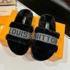 FURRY SLIPPER IN BLACK SHEARLING